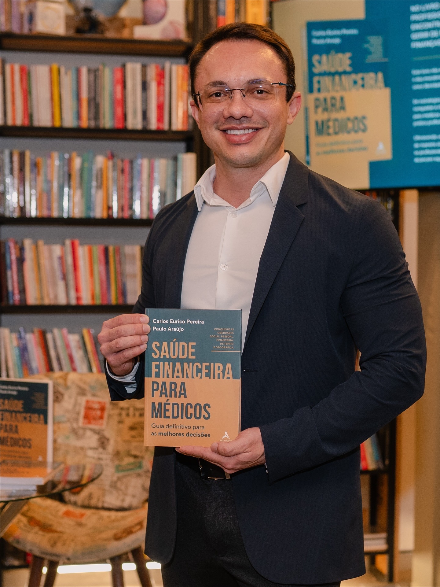 Paulo Araújo segurando o livro Saúde Financeira para Médicos